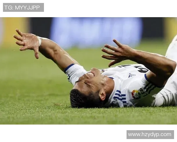足球明星被犯规瞬间集锦：痛苦倒地与无奈抗议的经典时刻