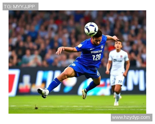 足球球星身穿短袖展现绿茵场上激情与力量风采